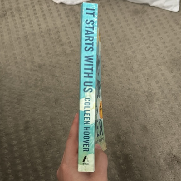 It Starts With Us - Colleen Hoover - Picture 2 of 5